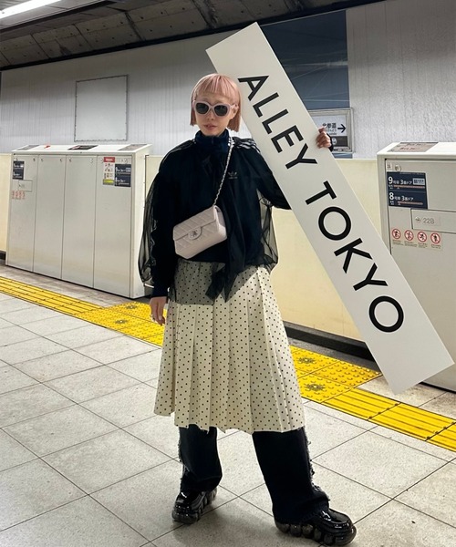 Alley Tokyo(アリートーキョー)の「デニムサイドフリフリパンツ(デニムパンツ・レディース・ライトブルー/グレー・FREE)」の7枚目の写真