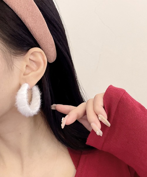LA VORAGINE(ラ ヴォラジネ)の「ファーピアス(ピアス(両耳用)・レディース・ホワイト・FREE)」の1枚目の写真