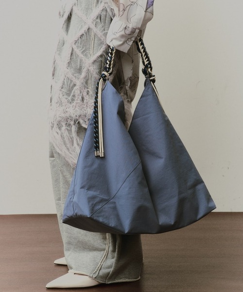 LE VERNIS（ル・ベルニ）の「LE VERNIS(ル・ベルニ)《A4サイズ対応》撥水Paracord one handle tote（トートバッグ・レディース・グレー/ブラック/アイボリー/ベージュ/ブルー・FREE）」の5枚目の写真