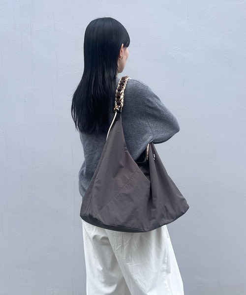 LE VERNIS（ル・ベルニ）の「LE VERNIS(ル・ベルニ)《A4サイズ対応》撥水Paracord one handle tote（トートバッグ・レディース・グレー/ブラック/アイボリー/ベージュ/ブルー・FREE）」の6枚目の写真