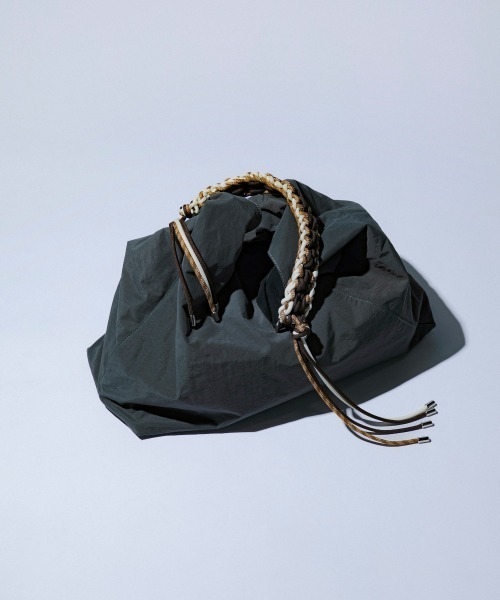 LE VERNIS（ル・ベルニ）の「LE VERNIS(ル・ベルニ)《A4サイズ対応》撥水Paracord one handle tote（トートバッグ・レディース・グレー/ブラック/アイボリー/ベージュ/ブルー・FREE）」の10枚目の写真