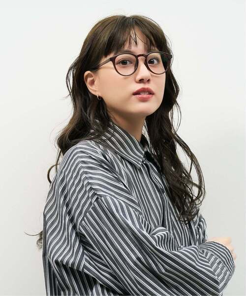 Zoff（ゾフ）の「【WEB限定】ボストン 型調光サングラス｜カラーレンズ｜トレンド｜紫外線対策｜UVカット｜レンズの色が変わるサングラス｜Zoff｜COLOR SUNGLASSES（サングラス・レディース・ブラック/ブラウン系その他5/ブラック系その他・FREE）」の5枚目の写真