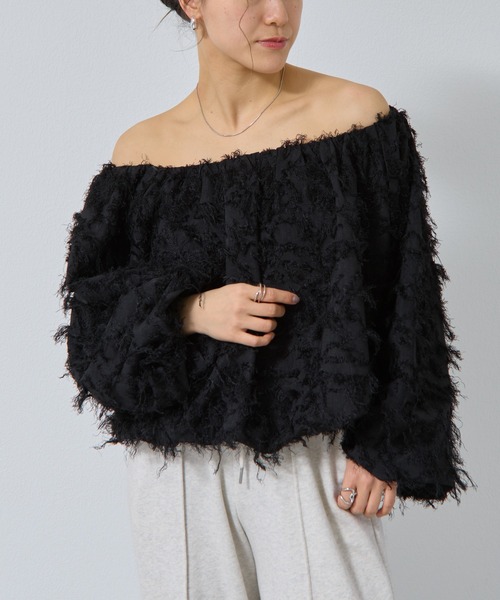 COLONY 2139（コロニートゥーワンスリーナイン）の「フリンジジャガードオフショルトップス（その他トップス・レディース・ホワイト/ブラック/カーキ・FREE）」の22枚目の写真