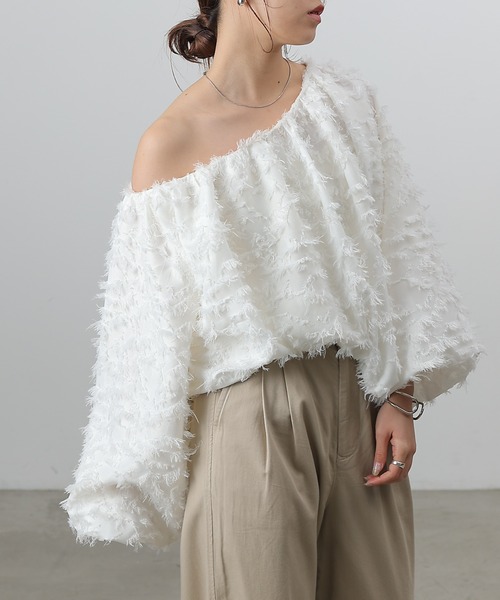 COLONY 2139（コロニートゥーワンスリーナイン）の「フリンジジャガードオフショルトップス（その他トップス・レディース・ホワイト/ブラック/カーキ・FREE）」の7枚目の写真