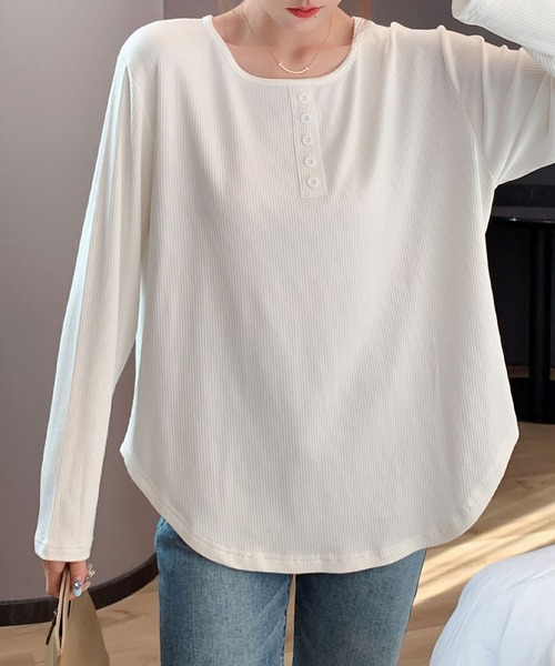 LOWO(ロワ)の「ボタンデザインラウンドヘム長袖カットソー(Tシャツ/カットソー・レディース・ブラック/チャコールグレー/オフホワイト/モカ・FREE)」の2枚目の写真
