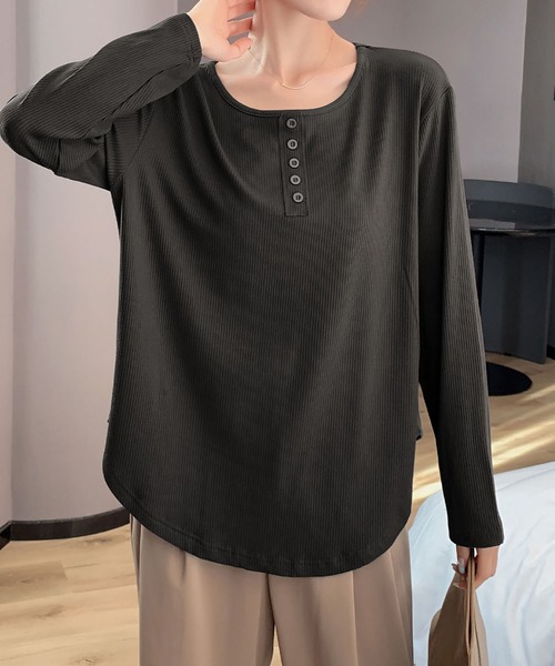 LOWO(ロワ)の「ボタンデザインラウンドヘム長袖カットソー(Tシャツ/カットソー・レディース・ブラック/チャコールグレー/オフホワイト/モカ・FREE)」の4枚目の写真