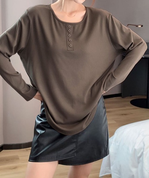 LOWO(ロワ)の「ボタンデザインラウンドヘム長袖カットソー(Tシャツ/カットソー・レディース・ブラック/チャコールグレー/オフホワイト/モカ・FREE)」の5枚目の写真