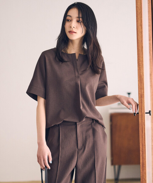 COMME CA ISM(コムサイズム)の「【UVカット・吸汗速乾・接触冷感】kireri ストレッチドライツイル Tブラウス(シャツ/ブラウス・レディース・グレイッシュベージュ/ダークブラウン・SMALL/MEDIUM/LARGE)」の5枚目の写真