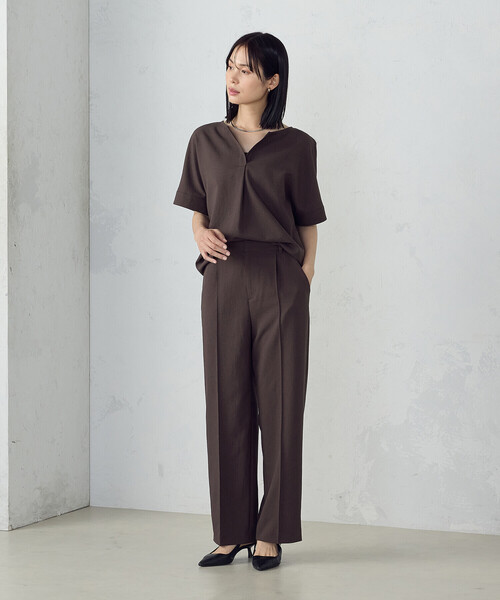 COMME CA ISM(コムサイズム)の「【UVカット・吸汗速乾・接触冷感】kireri ストレッチドライツイル Tブラウス(シャツ/ブラウス・レディース・グレイッシュベージュ/ダークブラウン・SMALL/MEDIUM/LARGE)」の8枚目の写真