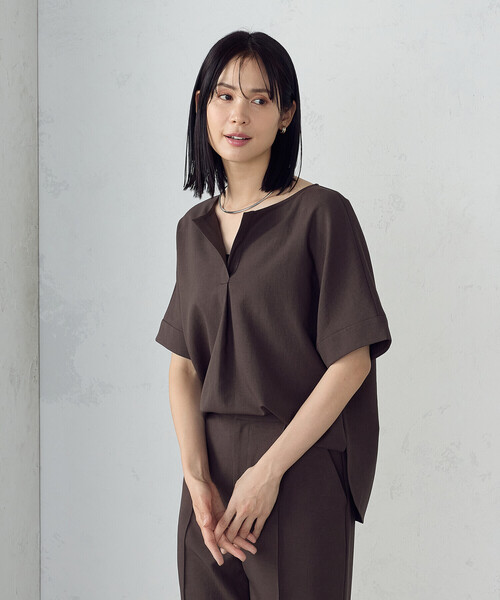 COMME CA ISM(コムサイズム)の「【UVカット・吸汗速乾・接触冷感】kireri ストレッチドライツイル Tブラウス(シャツ/ブラウス・レディース・グレイッシュベージュ/ダークブラウン・SMALL/MEDIUM/LARGE)」の9枚目の写真