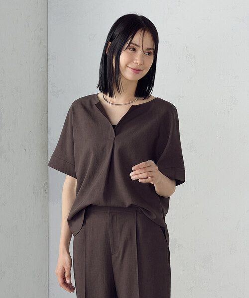 COMME CA ISM(コムサイズム)の「【UVカット・吸汗速乾・接触冷感】kireri ストレッチドライツイル Tブラウス(シャツ/ブラウス・レディース・グレイッシュベージュ/ダークブラウン・SMALL/MEDIUM/LARGE)」の10枚目の写真