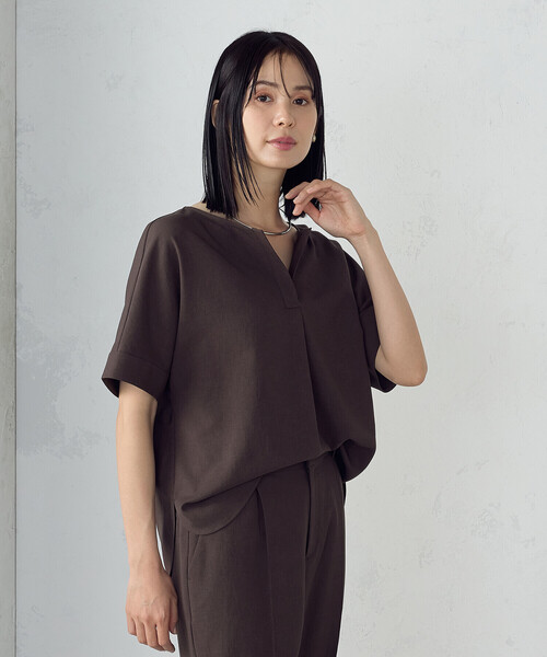 COMME CA ISM(コムサイズム)の「【UVカット・吸汗速乾・接触冷感】kireri ストレッチドライツイル Tブラウス(シャツ/ブラウス・レディース・グレイッシュベージュ/ダークブラウン・SMALL/MEDIUM/LARGE)」の11枚目の写真