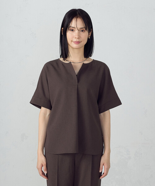 COMME CA ISM(コムサイズム)の「【UVカット・吸汗速乾・接触冷感】kireri ストレッチドライツイル Tブラウス(シャツ/ブラウス・レディース・グレイッシュベージュ/ダークブラウン・SMALL/MEDIUM/LARGE)」の16枚目の写真