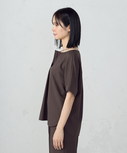 COMME CA ISM(コムサイズム)の「【UVカット・吸汗速乾・接触冷感】kireri ストレッチドライツイル Tブラウス(シャツ/ブラウス・レディース・グレイッシュベージュ/ダークブラウン・SMALL/MEDIUM/LARGE)」の17枚目の写真