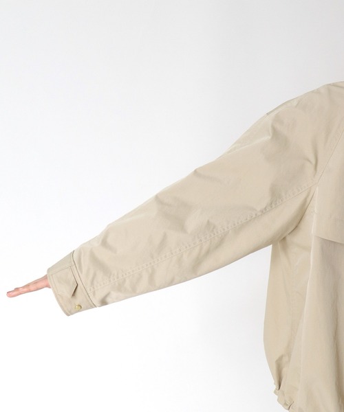 Jines（ジネス）の「撥水ツイルハイネックマウンテンパーカー（マウンテンパーカー・レディース・ベージュ/ブルー・38）」の14枚目の写真