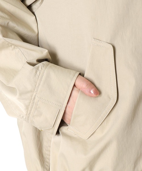 Jines（ジネス）の「撥水ツイルハイネックマウンテンパーカー（マウンテンパーカー・レディース・ベージュ/ブルー・38）」の15枚目の写真