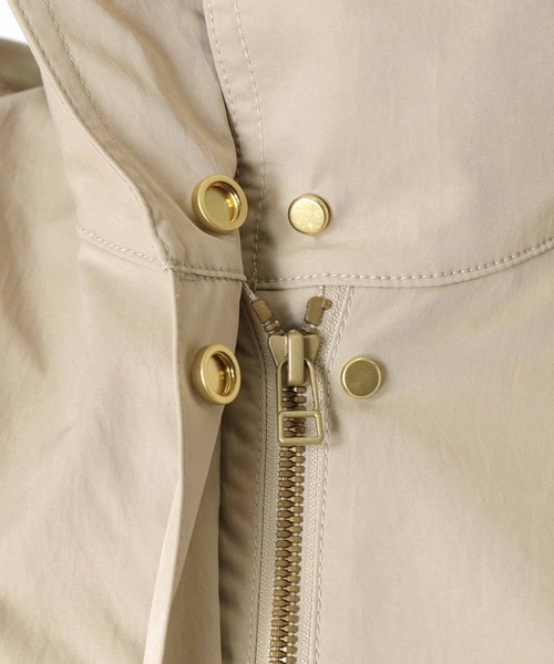 Jines（ジネス）の「撥水ツイルハイネックマウンテンパーカー（マウンテンパーカー・レディース・ベージュ/ブルー・38）」の13枚目の写真