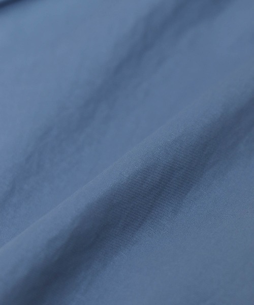 Jines（ジネス）の「撥水ツイルハイネックマウンテンパーカー（マウンテンパーカー・レディース・ベージュ/ブルー・38）」の11枚目の写真