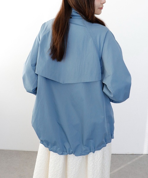 Jines（ジネス）の「撥水ツイルハイネックマウンテンパーカー（マウンテンパーカー・レディース・ベージュ/ブルー・38）」の20枚目の写真