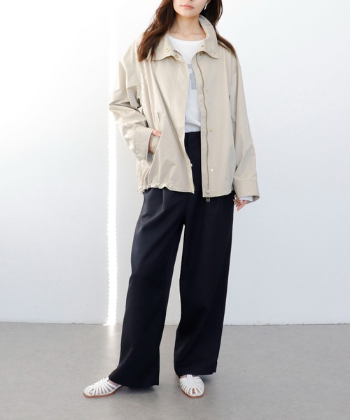 Jines（ジネス）の「撥水ツイルハイネックマウンテンパーカー（マウンテンパーカー・レディース・ベージュ/ブルー・38）」の3枚目の写真