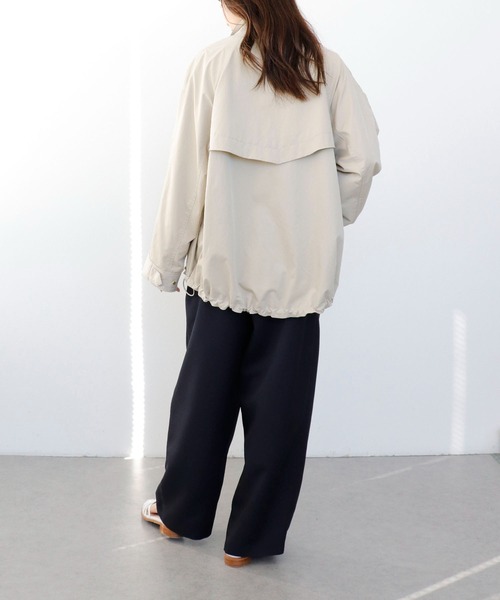 Jines（ジネス）の「撥水ツイルハイネックマウンテンパーカー（マウンテンパーカー・レディース・ベージュ/ブルー・38）」の4枚目の写真