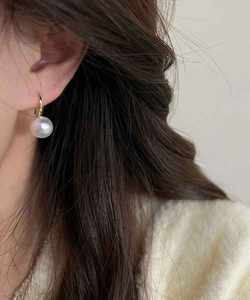 yu-ka（ユーカ）の「YU-KA:フックパールピアス hook Pearl pierce（ピアス（両耳用）・レディース・シルバー/ゴールド・FREE）」の2枚目の写真