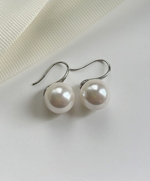yu-ka（ユーカ）の「YU-KA:フックパールピアス hook Pearl pierce（ピアス（両耳用）・レディース・シルバー/ゴールド・FREE）」の3枚目の写真