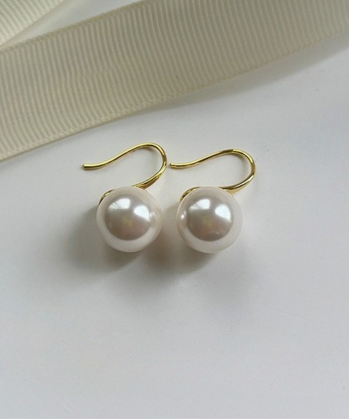 yu-ka（ユーカ）の「YU-KA:フックパールピアス hook Pearl pierce（ピアス（両耳用）・レディース・シルバー/ゴールド・FREE）」の4枚目の写真