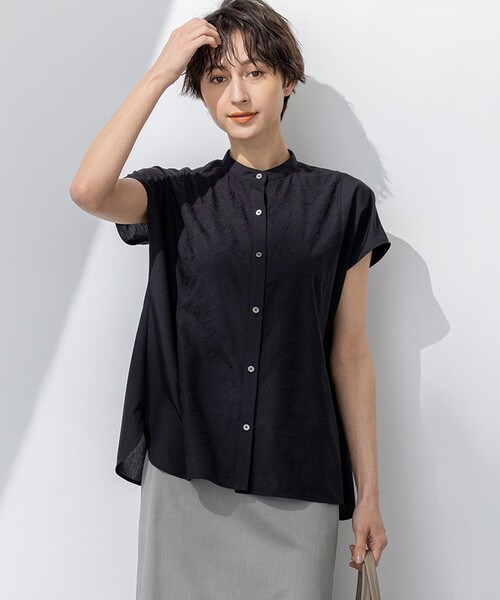 23区 L(ニジュウサンクオオキイサイズ)の「【洗える】エンブロイダリー コンビ ブラウス(シャツ/ブラウス・レディース・ホワイト系/ネイビー系・44/46/48/50)」の2枚目の写真