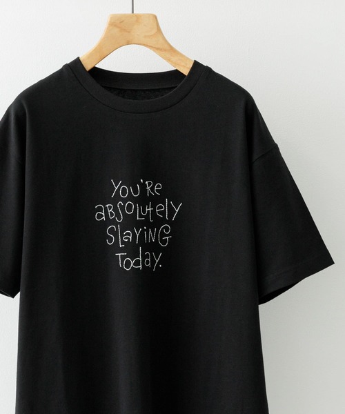 ITEMS URBANRESEARCH（アイテムズ アーバンリサーチ）の「レタード刺繍Tシャツ slaying today（Tシャツ/カットソー・メンズ・チャコールグレー/ブラック/ホワイト・LARGE/MEDIUM）」の2枚目の写真