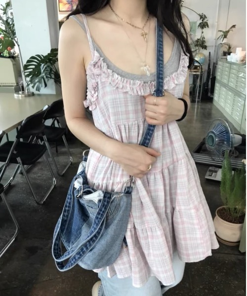 Teem Store(チームストア)の「【春夏新作】チェックフリルティアードキャミミニワンピース ストラップ調整可能 レイヤード着(ワンピース・レディース・ピンク/イエロー・F)」の2枚目の写真