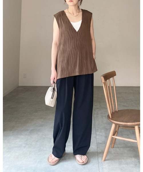 She's Closet(シーズクローゼット)の「深Vベスト&ウェーブプリーツロングスカートセットアップ(セットアップ・レディース・ブラック/オフホワイト/ブラウン・FREE)」の12枚目の写真