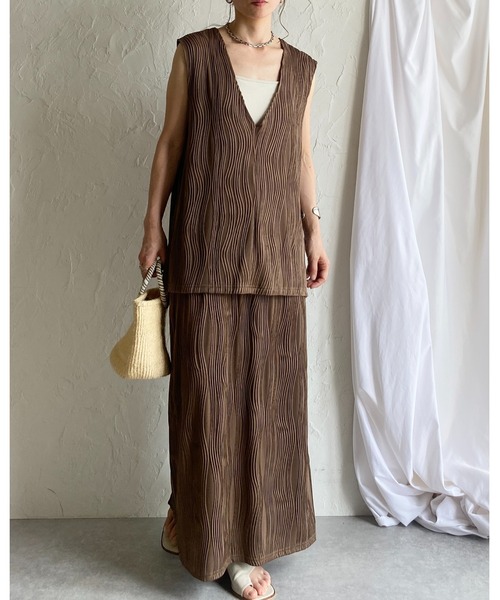 She's Closet(シーズクローゼット)の「深Vベスト&ウェーブプリーツロングスカートセットアップ(セットアップ・レディース・ブラック/オフホワイト/ブラウン・FREE)」の21枚目の写真