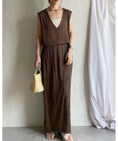 She's Closet(シーズクローゼット)の「深Vベスト&ウェーブプリーツロングスカートセットアップ(セットアップ・レディース・ブラック/オフホワイト/ブラウン・FREE)」の22枚目の写真