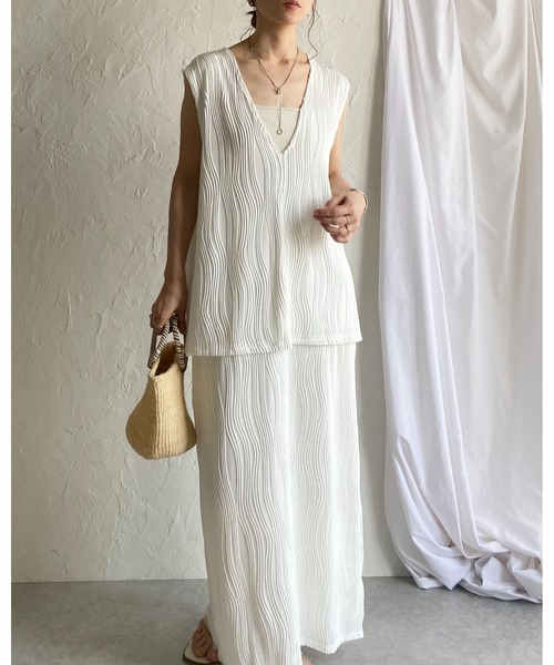 She's Closet(シーズクローゼット)の「深Vベスト&ウェーブプリーツロングスカートセットアップ(セットアップ・レディース・ブラック/オフホワイト/ブラウン・FREE)」の4枚目の写真
