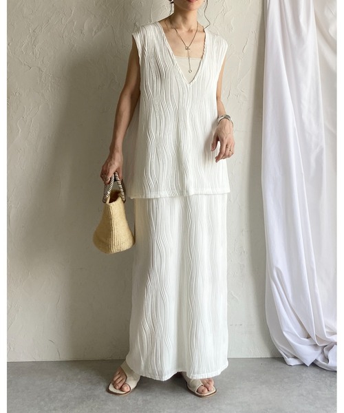 She's Closet(シーズクローゼット)の「深Vベスト&ウェーブプリーツロングスカートセットアップ(セットアップ・レディース・ブラック/オフホワイト/ブラウン・FREE)」の5枚目の写真