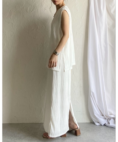 She's Closet(シーズクローゼット)の「深Vベスト&ウェーブプリーツロングスカートセットアップ(セットアップ・レディース・ブラック/オフホワイト/ブラウン・FREE)」の6枚目の写真