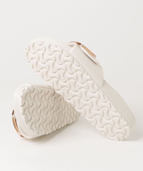 BIRKENSTOCK(ビルケンシュトック)の「ビルケンシュトック BIRKENSTOCK Madrid Big Buckle EVA Eggshell(サンダル・レディース・ホワイト・24.0cm/24.5cm/25.0cm/26.0cm/23.0cm)」の3枚目の写真