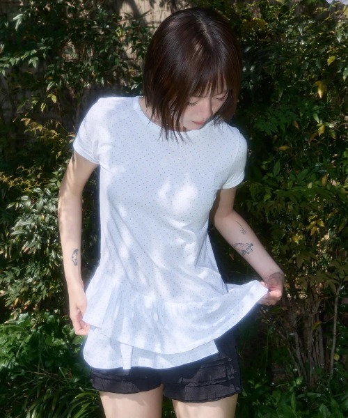 FANCY CLUB（ファンシークラブ）の「A'GEM/9 × .kom 『 FANCY CLUB/ファンシークラブ』  Frill Layered Dot Tee/フリルレイヤード ドット Tシャツ（Tシャツ/カットソー・レディース・ホワイト/ブラック・FREE）」の2枚目の写真