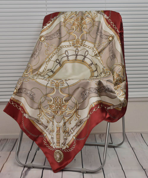 Mayree（メイリー）の「【resonance】チェーン柄 レトロ シルクタッチ 大判スカーフ【マルチウェイ】（バンダナ/スカーフ・レディース・ワイン系/ネイビー系/オレンジ系・FREE）」の2枚目の写真