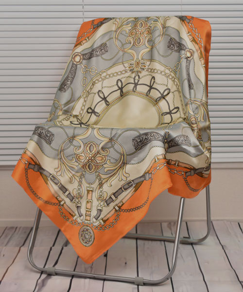 Mayree（メイリー）の「【resonance】チェーン柄 レトロ シルクタッチ 大判スカーフ【マルチウェイ】（バンダナ/スカーフ・レディース・ワイン系/ネイビー系/オレンジ系・FREE）」の3枚目の写真