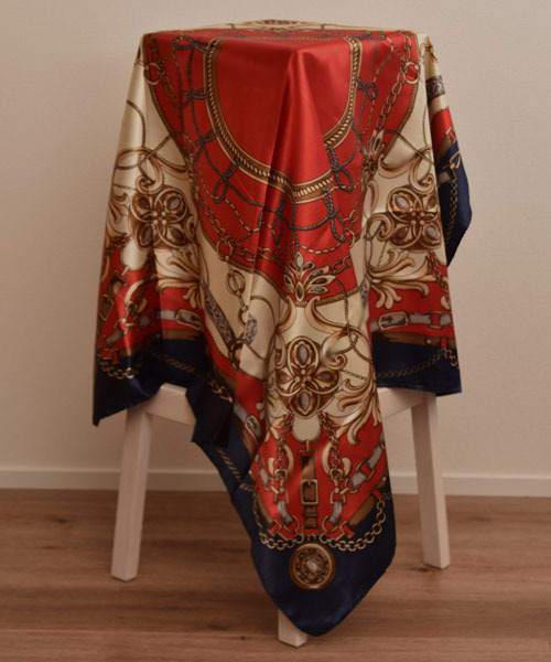 Mayree（メイリー）の「【resonance】チェーン柄 レトロ シルクタッチ 大判スカーフ【マルチウェイ】（バンダナ/スカーフ・レディース・ワイン系/ネイビー系/オレンジ系・FREE）」の9枚目の写真