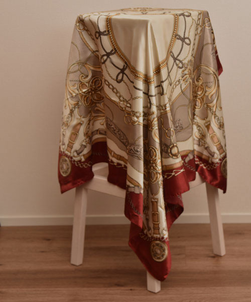 Mayree（メイリー）の「【resonance】チェーン柄 レトロ シルクタッチ 大判スカーフ【マルチウェイ】（バンダナ/スカーフ・レディース・ワイン系/ネイビー系/オレンジ系・FREE）」の7枚目の写真