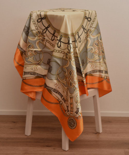 Mayree（メイリー）の「【resonance】チェーン柄 レトロ シルクタッチ 大判スカーフ【マルチウェイ】（バンダナ/スカーフ・レディース・ワイン系/ネイビー系/オレンジ系・FREE）」の5枚目の写真