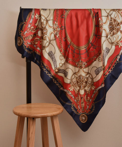 Mayree（メイリー）の「【resonance】チェーン柄 レトロ シルクタッチ 大判スカーフ【マルチウェイ】（バンダナ/スカーフ・レディース・ワイン系/ネイビー系/オレンジ系・FREE）」の8枚目の写真