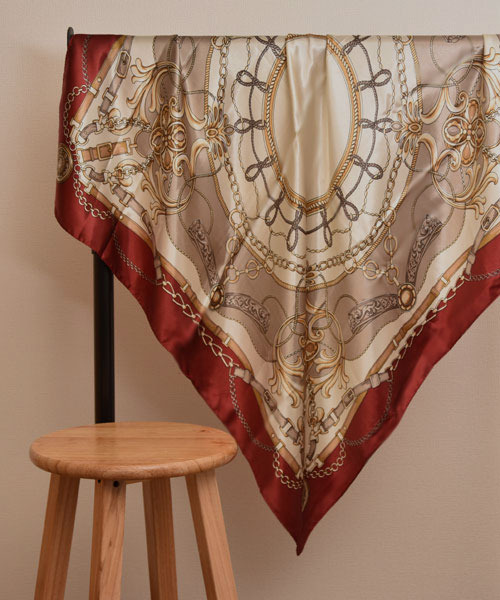 Mayree（メイリー）の「【resonance】チェーン柄 レトロ シルクタッチ 大判スカーフ【マルチウェイ】（バンダナ/スカーフ・レディース・ワイン系/ネイビー系/オレンジ系・FREE）」の6枚目の写真