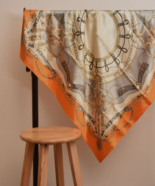 Mayree（メイリー）の「【resonance】チェーン柄 レトロ シルクタッチ 大判スカーフ【マルチウェイ】（バンダナ/スカーフ・レディース・ワイン系/ネイビー系/オレンジ系・FREE）」の4枚目の写真