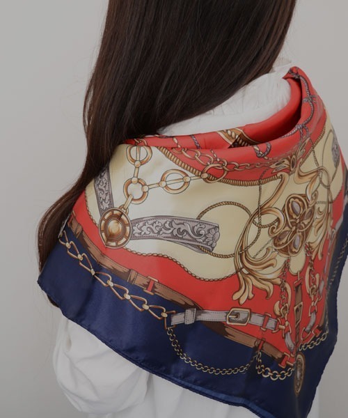 Mayree（メイリー）の「【resonance】チェーン柄 レトロ シルクタッチ 大判スカーフ【マルチウェイ】（バンダナ/スカーフ・レディース・ワイン系/ネイビー系/オレンジ系・FREE）」の11枚目の写真
