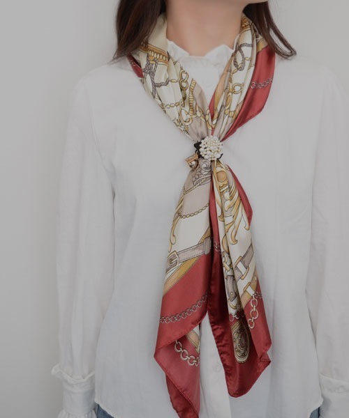 Mayree（メイリー）の「【resonance】チェーン柄 レトロ シルクタッチ 大判スカーフ【マルチウェイ】（バンダナ/スカーフ・レディース・ワイン系/ネイビー系/オレンジ系・FREE）」の10枚目の写真
