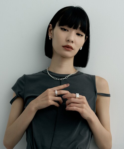 COCOSHNIK ONKITSCH（ココシュニックオンキッチュ）の「シルバー ロングピラミッド スタッドピアス（ピアス（両耳用）・レディース・シルバー・00）」の8枚目の写真